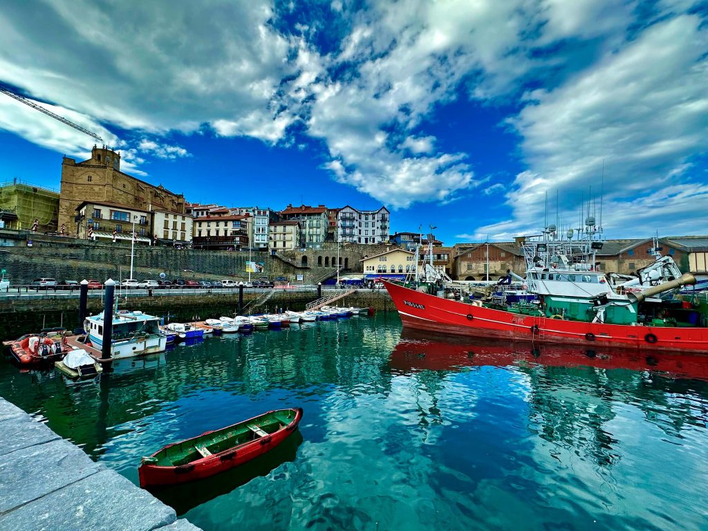 PUERTO-GETARIA-CON-BARCOS