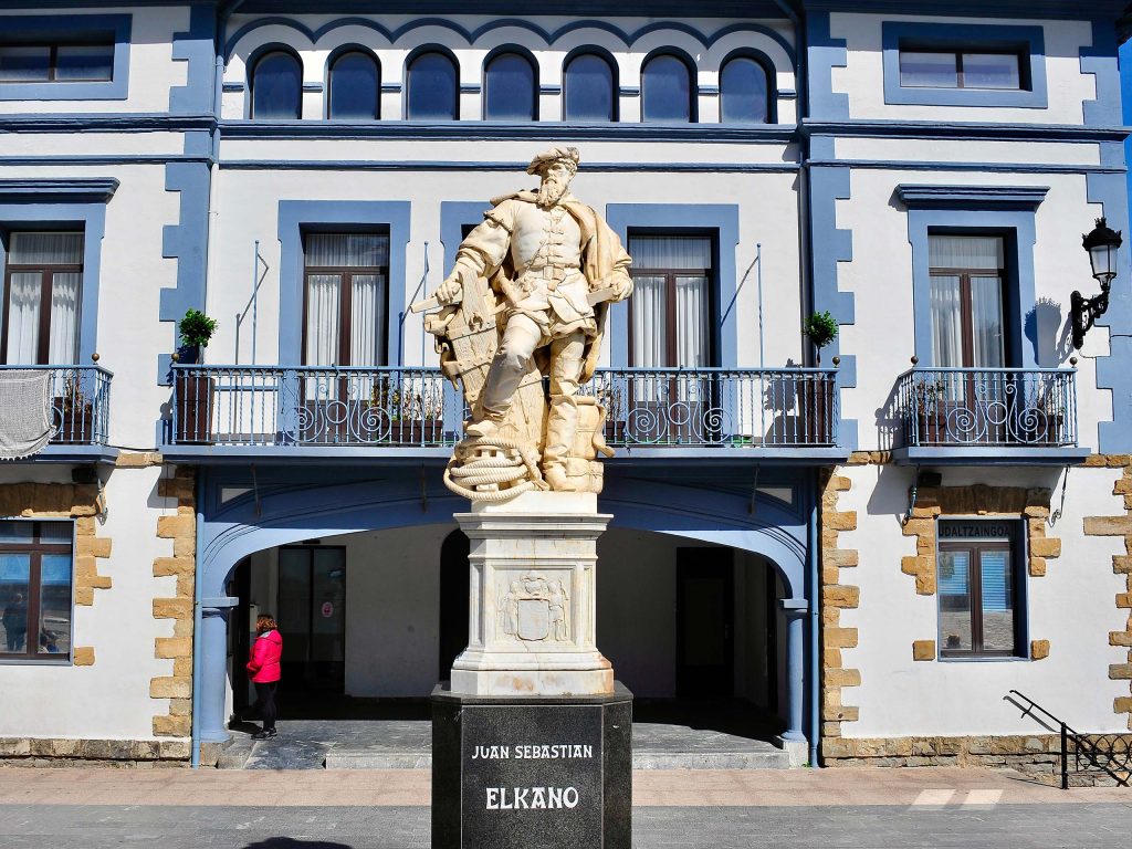 Estatua-Juan-Sebastian-Elkano-y-ayuntamiento