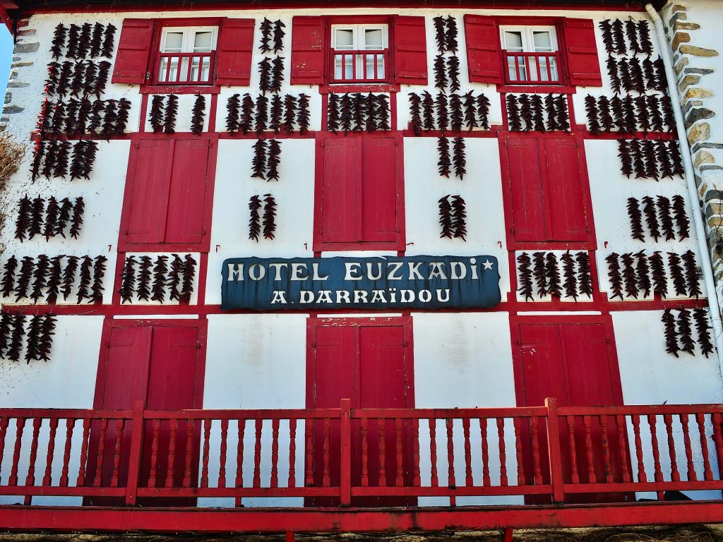 Fachada-hotel-Espelette