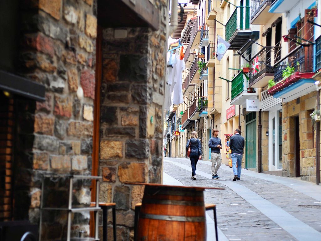 Guiadlo-en-la-calle-mayor-de-Getaria
