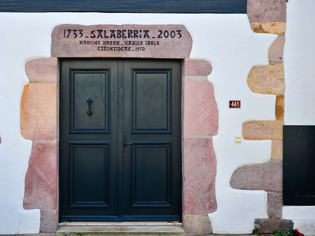 Puerta-casa-antiguo-Ainhoa