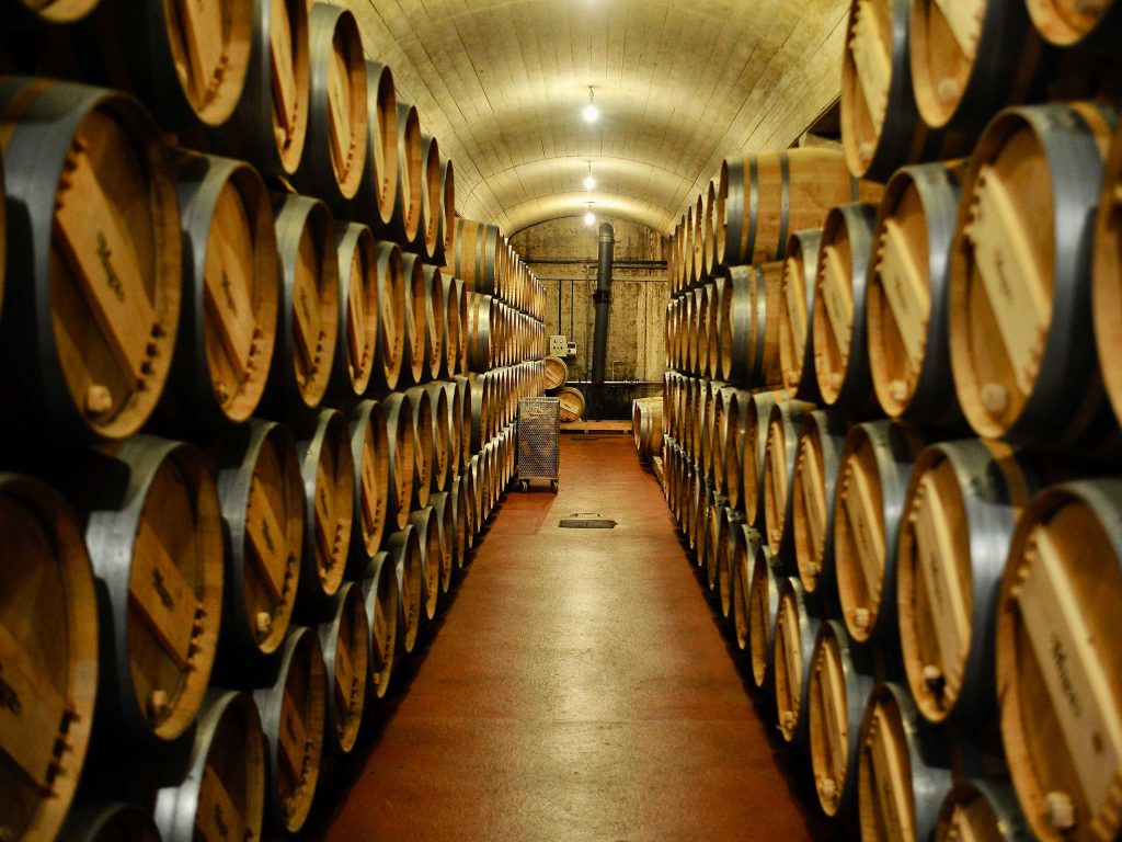 Pasillo-con-barricas-en-bodega-Muga-(La-Rioja)